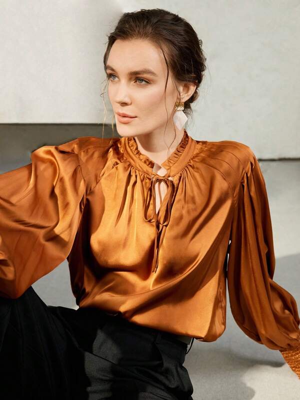  Uhlyne - Ropa elegante de otoño para mujer, con brillo suave, apta para ir al trabajo, con cintura anudada y volantes en el bajo, versátil blusa marrón minimalista de cuello alto con pliegues, ropa de oficina informal y elegante de manga larga