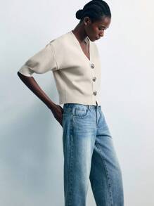 Maija 女士纯色前开襟纽扣短款开衫，V领设计简约百搭，适合休闲、办公通勤及各种秋季场合。玫瑰纽扣装饰增添时尚细节，也可用于音乐会、派对等特殊活动，以及夏季外出和毕业典礼等场合。 - 杏色 - 查看 5