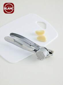 Prensa de ajo manual resistente a la oxidación, con capacidades de trituración de nueces y extracción de huesos de frutas, apta para lavavajillas, herramienta de cocina de grado restaurante y artículos de cocina esenciales - Plateado - Ver 2