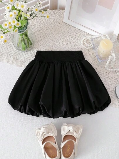 SHEIN Elladie kids 女婴纯色A字泡泡裙。纯色展现优雅格调，泡泡设计更添可爱气息。A字廓形修身，适合各种体型的宝宝。无论是户外玩耍、居家休闲、日常活动还是特殊场合，这款裙子都能让您的小公主展现独特魅力，享受快乐时光。