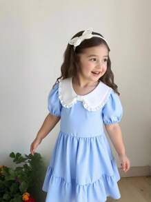 Robe d'été bleue clair avec col claudine blanc mignon