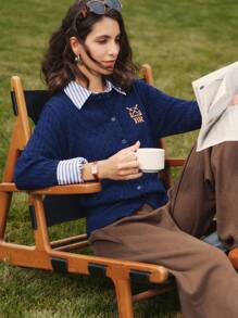 Briarwyn 女式字母图案长袖单排扣休闲针织开衫，秋装，返校服，复古风女装，女式教师装，羊毛开衫 - 藏蓝色 - 查看 3