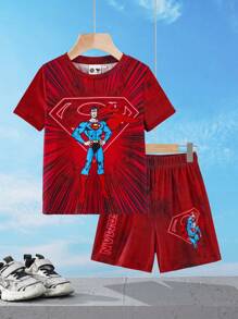 SUPERMAN X SHEIN Conjunto de 2 piezas de camiseta de manga corta con estampado gráfico de superhéroe teñido anudado y pantalones cortos para niño, de verano - Rojo - Ver 1