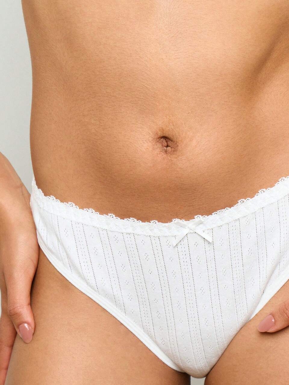 AiiRZ Ensemble de brassière et culotte délicat en tricot pointillé. Sous-vêtements côtelés avec bordure en dentelle féminine. Soutien-gorge et culotte confortables pour tous les jours. Tenue d'intérieur estivale et essentiels printaniers