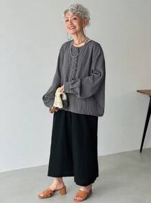 FRIFUL 女士宽松圆领长袖纯色深灰色前襟纽扣荷叶边后背褶裥设计休闲衬衫，适合正式和商务休闲场合的秋季上衣 - 灰色 - 查看 2