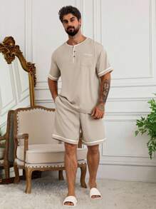 DAZY Bộ áo thun nam cổ hở thêu chữ bằng vải satin kèm quần short thường ngày, đồ ngủ mùa hè - Màu Khaki - Xem 4