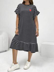 SHEIN Essnce Váy dài ngang gối thêu hình trái tim xếp nếp kẻ sọc đen trắng thời trang xuân hè cho nữ cỡ lớn, thoải mái hàng ngày, đa năng, mặc hàng ngày, trang phục đi du ngoạn cho nữ, váy đi nhà thờ cho nữ, trang phục sân bay, phong cách đơn giản - màu đen - Xem 4