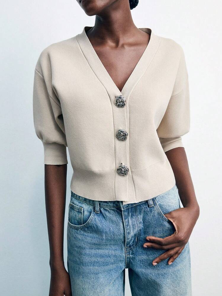 SHEIN Maija 여성용 솔리드 컬러 프론트 버튼 크롭 가디건, V넥 디자인 심플하고 다재다능하며 캐주얼, 오피스 출퇴근 및 다양한 가을 행사에 적합합니다. 로즈 버튼 장식은 세련된 디테일을 더하며 콘서트, 파티 및 기타 특별 행사 여름 외출 졸업식에 착용할 수 있습니다.