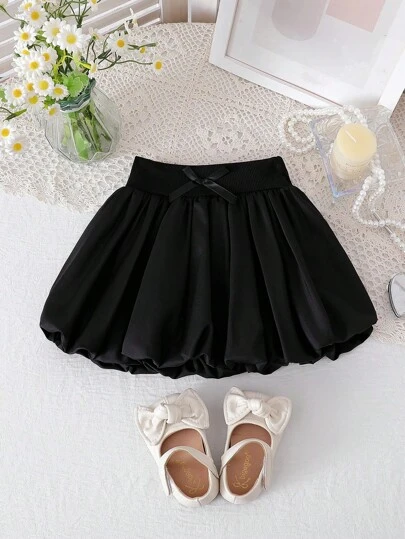 SHEIN Elladie kids 女婴纯色A字泡泡裙。纯色展现优雅格调，泡泡设计更添可爱气息。A字廓形修身，适合各种体型的宝宝。无论是户外玩耍、居家休闲、日常活动还是特殊场合，这款裙子都能让您的小公主展现独特魅力，享受快乐时光。