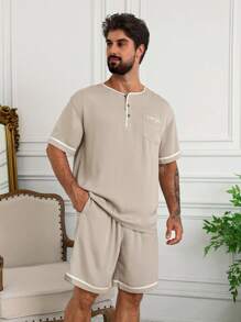 DAZY Bộ áo thun nam cổ hở thêu chữ bằng vải satin kèm quần short thường ngày, đồ ngủ mùa hè - Màu Khaki - Xem 5