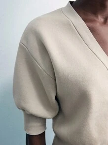 Maija 女士纯色前开襟纽扣短款开衫，V领设计简约百搭，适合休闲、办公通勤及各种秋季场合。玫瑰纽扣装饰增添时尚细节，也可用于音乐会、派对等特殊活动，以及夏季外出和毕业典礼等场合。 - 杏色 - 查看 8