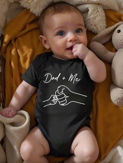 Baby Boy Casual Minimalist Cartoon "Dad + Me" Fist Bump Print Short Sleeve Bodysuit, Suitable For Spring/Summer Dad Baby Clothes Baby Announcement Clothes Newborn Baby Clothes Dad And Me Baby Outfit Dark Newborn Outfits
