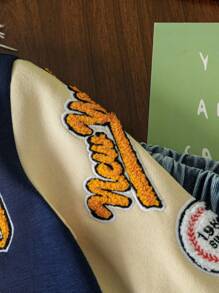 SHEIN 男婴字母徽章休闲棒球夹克，酷炫街头风，适合日常外出、大学、亲子装、派对等场合。男婴棒球夹克、男婴飞行员夹克、男婴棒球夹克套装，秋冬季日常休闲涤纶男婴夹克，下摆收口，常规袖长。 - 彩色 - 查看 7