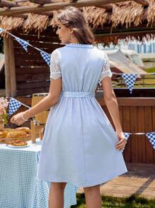 LanaWest Elegancka sukienka z kwadratowym dekoltem, falbaniastym kołnierzykiem, kokardą i kontrastową koronką, idealna na Oktoberfest i Dirndl