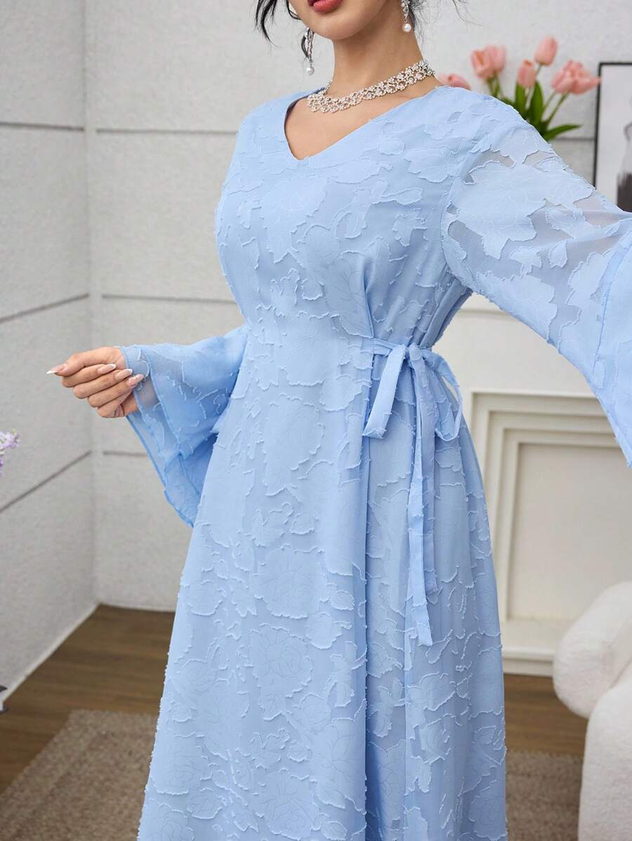 Yasmyna V领优雅阿拉伯风格镂空花袖系带连衣裙 - 藍色 - 查看 1