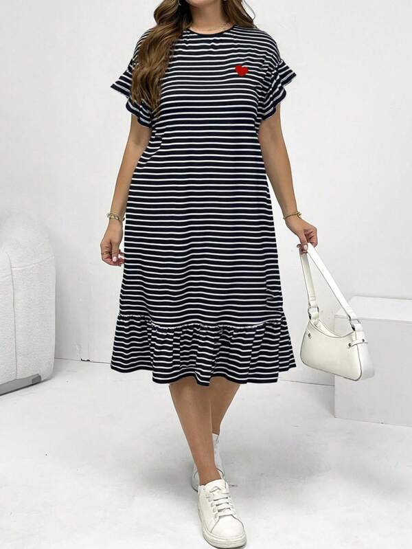 SHEIN Essnce Rochie de damă de mărime mare, la modă de primăvară și vară, casual, lejeră, confortabilă, de zi cu zi, versatilă, subțire, cu dungi alb-negru, cu volane, brodată cu inimă, de lungime medie, ținute de croazieră pentru femei, rochie de biserică pentru femei, ținute de aeroport, stil simplu