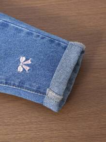 SHEIN 女嬰可愛蝴蝶結刺繡喇叭牛仔褲，鬆緊腰頭，Y2K日系甜美學院風，休閒可愛復古，2025夏季畢業季粉藍色 - 中等水洗藍 - 查看 3