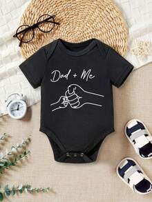 Body dla chłopca w minimalistycznym stylu z nadrukiem "Tata + Ja" z krótkim rękawem, idealne na wiosnę/lato. Ubranka dla taty, ubranka na powitanie dziecka. Ubranka dla noworodka. Ubranka dla taty i mnie. Ciemne ubranka dla noworodka.