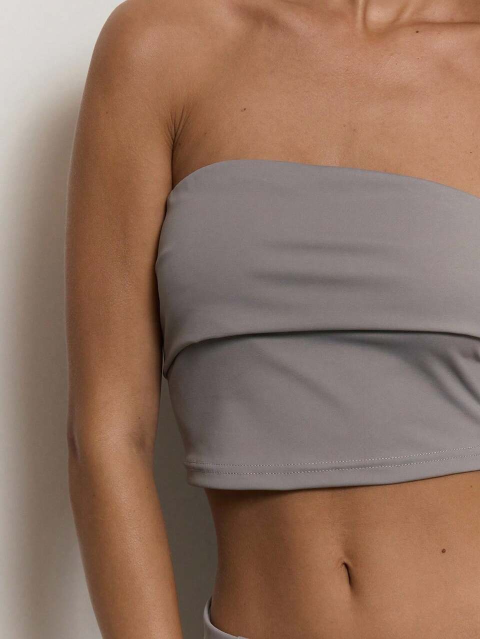 Top corto tipo bandeau sexy, lindo, elegante y bohemio para vacaciones. Prenda gruesa y escurridiza para uso en la oficina. Atuendo de oficina para mujeres, de vuelta a la escuela, otoño, primavera y verano, elegante para días festivos