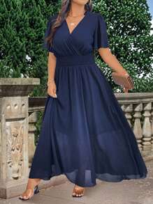 SHEIN PETITE Vestido corto de manga corta elegante de talla grande con ruedo amplio, decoración de volantes y ribete de encaje. Corte holgado para vacaciones o trabajo, vestimenta de mujer con escote en V, perfecto para bodas, tipo de Body petite, verano - Azul Marino - Ver 1