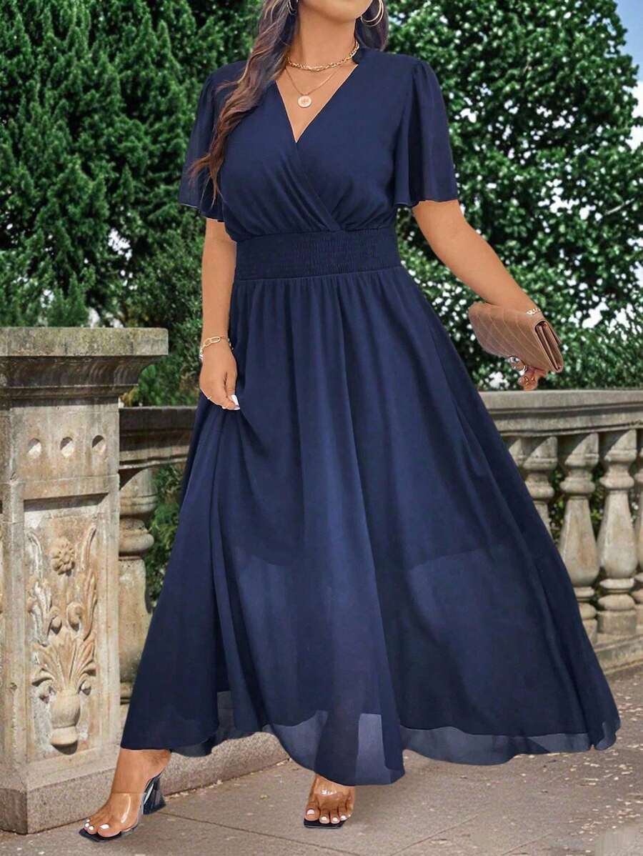 SHEIN PETITE Vestido corto de manga corta elegante de talla grande con ruedo amplio, decoración de volantes y ribete de encaje. Corte holgado para vacaciones o trabajo, vestimenta de mujer con escote en V, perfecto para bodas, tipo de Body petite, verano - Azul Marino - Ver 1