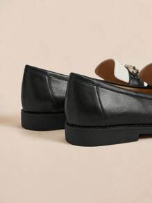 Rosivie Sepatu Loafer Kasual Wanita dengan Desain Rumbai dan Warna Kontras untuk Pemakaian Sehari-hari - Hitam - View 6