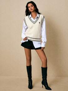 Poéselle 女式学院风麻花针织毛衣背心 - 撞色饰边 V 领套头无袖上衣、针织毛衣背心、女式学院风背心、麻花针织背心、V 领无袖毛衣、经典套头背心、复古毛衣背心、秋冬学院风针织衫 - 黑與白 - 查看 4