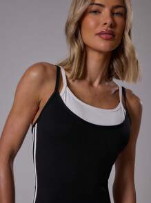 Musera Sport 运动双带条纹侧边修身超短连体裤，高腰撞色滚边修身短裤，适合运动健身、夏季室内网球俱乐部、健身房等场合穿着。 - 黑與白 - 查看 2