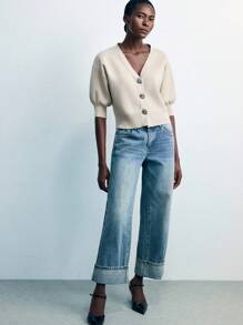 Maija 女士纯色前开襟纽扣短款开衫，V领设计简约百搭，适合休闲、办公通勤及各种秋季场合。玫瑰纽扣装饰增添时尚细节，也可用于音乐会、派对等特殊活动，以及夏季外出和毕业典礼等场合。 - 杏色 - 查看 4