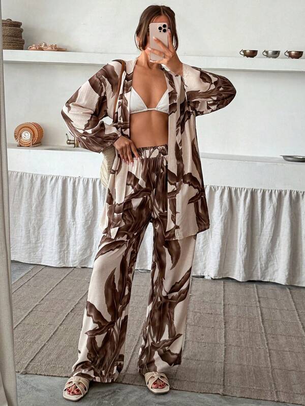 SHEIN Zweiteiliges Set mit gedruckter Perfektion, mühelos elegante Kimono-Optik, markante Muster, entspannter Schnitt. Die Kunst des Stils in einem aufeinander abgestimmten Set - ein auffallender Look mit fließender Berührung. Kimono-inspiriertes Set für stilvolle Tage. Auffallende Prints, mühelos sitzend vom Loungebereich bis zur Straße - Stil in jedem Schritt. In Styl gehüllt, angetrieben von Prints.