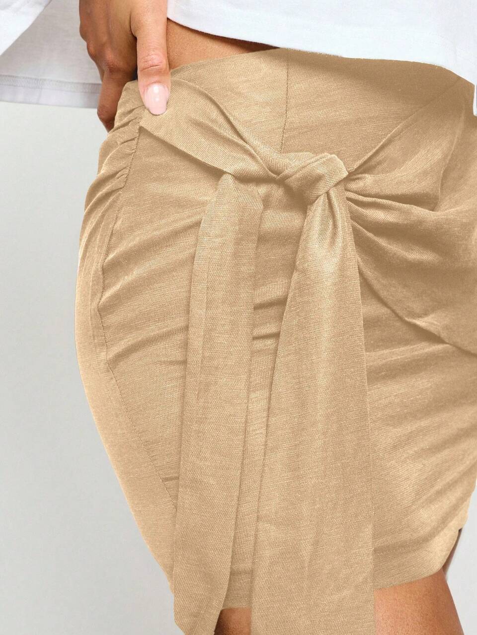사이드 러칭과 끈 디테일이 있는 리넨 미니 스커트