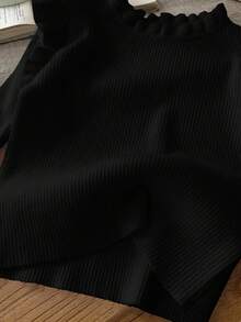 SHEIN LMoss Kids LMoss 女婴秋冬可爱纯色简约荷叶边长袖毛衣黑色上衣女婴黑色长袖上衣女婴黑色上衣女婴荷叶边上衣黑色女婴衬衫黑色荷叶边上衣女婴黑色衬衫女婴黑色长袖衬衫女婴黑色针织衫黑色女婴秋季上衣 - 黑色 - 查看 3