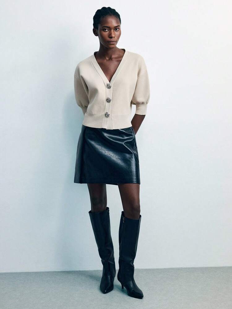 SHEIN Maija 여성용 솔리드 컬러 프론트 버튼 크롭 가디건, V넥 디자인 심플하고 다재다능하며 캐주얼, 오피스 출퇴근 및 다양한 가을 행사에 적합합니다. 로즈 버튼 장식은 세련된 디테일을 더하며 콘서트, 파티 및 기타 특별 행사 여름 외출 졸업식에 착용할 수 있습니다.