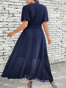 SHEIN PETITE Vestido corto de manga corta elegante de talla grande con ruedo amplio, decoración de volantes y ribete de encaje. Corte holgado para vacaciones o trabajo, vestimenta de mujer con escote en V, perfecto para bodas, tipo de Body petite, verano - Azul Marino - Ver 2