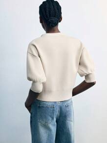 Maija 女士纯色前开襟纽扣短款开衫，V领设计简约百搭，适合休闲、办公通勤及各种秋季场合。玫瑰纽扣装饰增添时尚细节，也可用于音乐会、派对等特殊活动，以及夏季外出和毕业典礼等场合。 - 杏色 - 查看 3