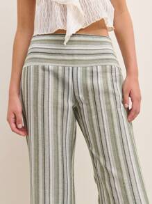 Nöista 条纹喇叭裤，腰部舒适弹力。无论是夏日、节日氛围，还是清爽的美式假日造型，都完美之选。柔软亚麻混纺面料。 - 橄欖綠 - 查看 3