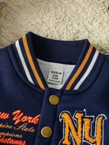 SHEIN 男婴字母徽章休闲棒球夹克，酷炫街头风，适合日常外出、大学、亲子装、派对等场合。男婴棒球夹克、男婴飞行员夹克、男婴棒球夹克套装，秋冬季日常休闲涤纶男婴夹克，下摆收口，常规袖长。 - 彩色 - 查看 4