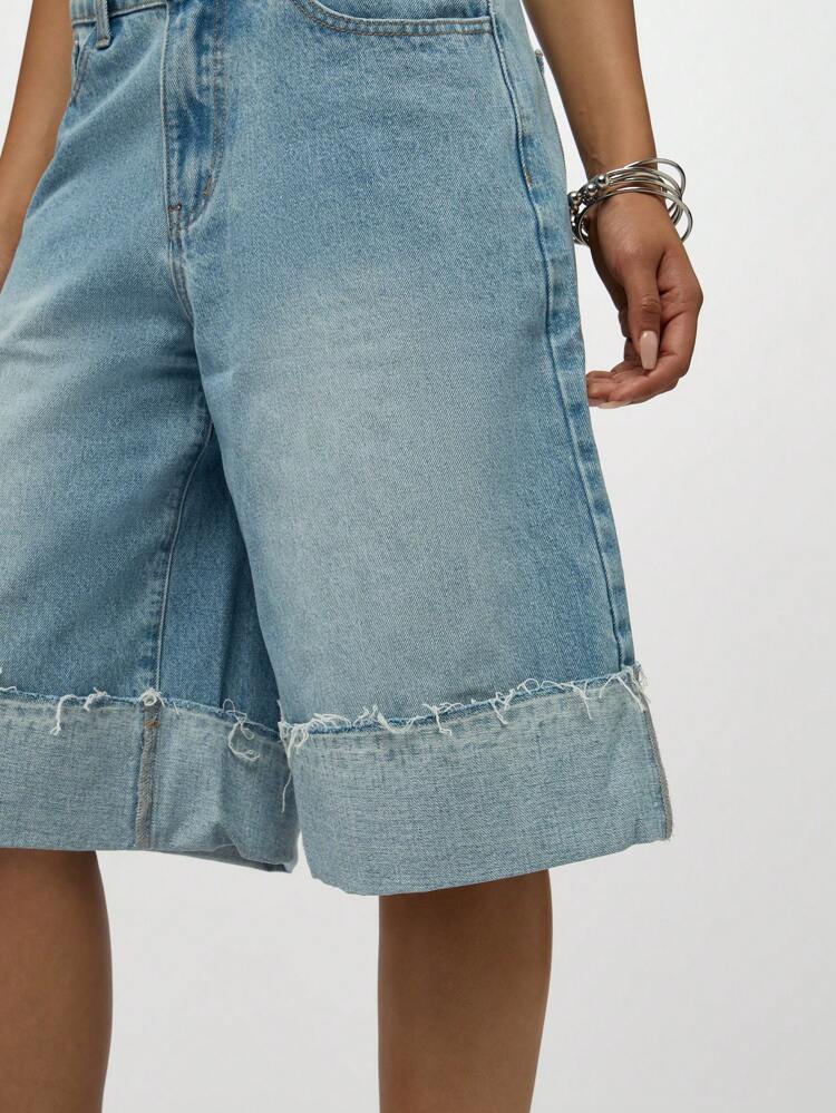 SUMWON WOMEN Short en jean bouffant à jambes larges taille haute avec ourlet effiloché. Short en jean ample Bermuda pour l'été, les festivals et les vacances. Coupe ample, style streetwear