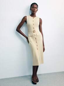 Maija 优雅纯色前开襟无袖针织连衣裙，简约大方的设计，尽显知性优雅。无袖背心式连衣裙款式，可单穿或内搭衬衫、打底衫，适合春秋季节及多种场合。适合教师、通勤、演出、聚会及日常休闲穿着，兼具时尚与实用性。现有优雅黄色、米色等多种颜色可选。柔软舒适的针织面料满足穿着需求，是打造都市时尚风格的理想之选。 - 杏色 - 查看 7