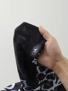 ROMWE MEN Street Life 青少年男孩休闲时尚街头风格字母豹纹印花 V 领短袖网眼透气 T 恤，夏季