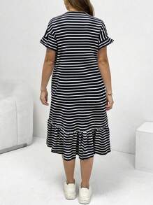 SHEIN Essnce Váy dài ngang gối thêu hình trái tim xếp nếp kẻ sọc đen trắng thời trang xuân hè cho nữ cỡ lớn, thoải mái hàng ngày, đa năng, mặc hàng ngày, trang phục đi du ngoạn cho nữ, váy đi nhà thờ cho nữ, trang phục sân bay, phong cách đơn giản - màu đen - Xem 2