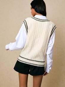 Poéselle 女式学院风麻花针织毛衣背心 - 撞色饰边 V 领套头无袖上衣、针织毛衣背心、女式学院风背心、麻花针织背心、V 领无袖毛衣、经典套头背心、复古毛衣背心、秋冬学院风针织衫 - 黑與白 - 查看 2