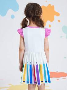 CoComelon X SHEIN Robe à volants style A avec imprimé de jeune fille mignonne de style décontracté blanc adorable et pinceau, crayon. Convient pour le printemps/l'été et les activités en plein air