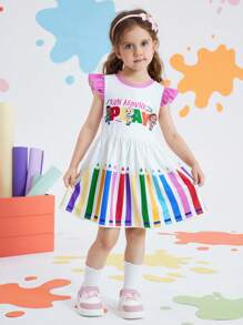 CoComelon X SHEIN Robe à volants style A avec imprimé de jeune fille mignonne de style décontracté blanc adorable et pinceau, crayon. Convient pour le printemps/l'été et les activités en plein air