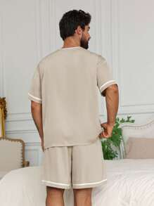 DAZY Bộ áo thun nam cổ hở thêu chữ bằng vải satin kèm quần short thường ngày, đồ ngủ mùa hè - Màu Khaki - Xem 2
