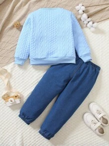 SHEIN 2 件套年轻男孩骑马印花纹理针织圆领运动衫和水洗牛仔裤套装，适合返校季、秋冬季、万圣节、圣诞节 - 淺藍色 - 查看 2