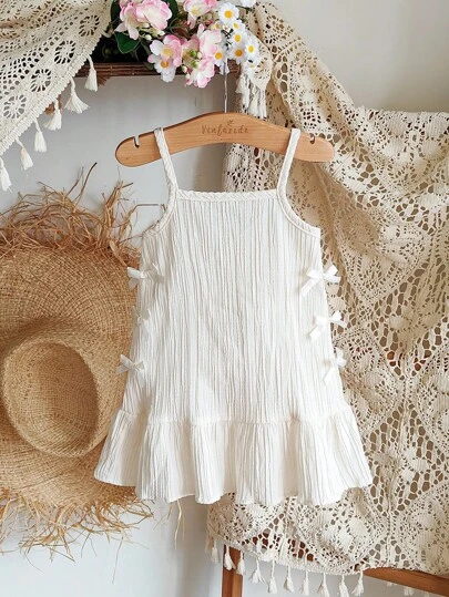 SHEIN Vintaside Kids 1 st ärmlös klänning med spaghettiband för babyflickor, söt damstil, veckad, mjukt material, rosett, kort A-linjeformad klänning med volanger, vardagskläder för vardag, resor, semester, mångsidiga sommarnyheter