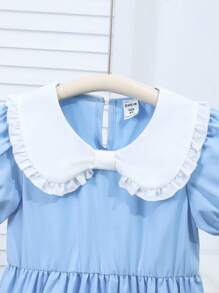 Robe d'été bleue clair avec col claudine blanc mignon