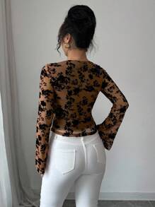 SHEIN Elenzya 女士花卉植绒网眼方领长袖优雅T恤，春季款 - 卡其色 - 查看 2