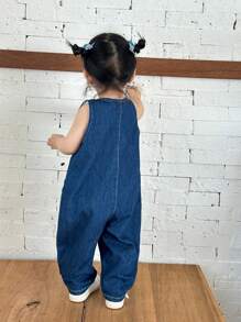 SHEIN 女婴多口袋纽扣装饰休闲宽松牛仔背带裤 - 深色水洗藍 - 查看 3